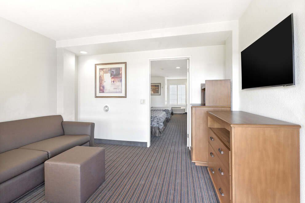 Anaheim Desert Inn and Suites — photo 25 of 60